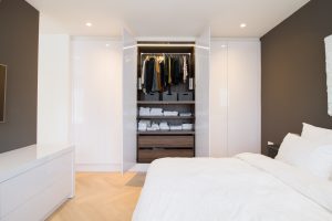 witte garderobekast met notenhouten look