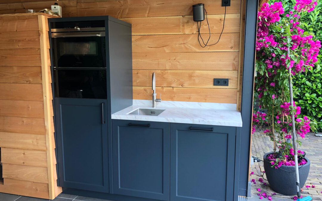 Blauw grijze buitenkeuken