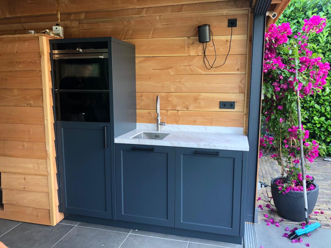 Blauw grijze buitenkeuken