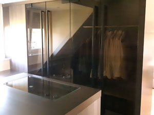 Zwarte op maat gemaakte inloopkast