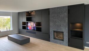 Zwarte op maat gemaakte kastenwand