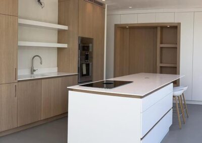 Witte en eiken fineer keuken met kookeiland Hirsch Kasten