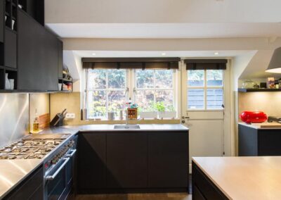 Zwarte hoekkeuken met kookeiland Hirsch kasten