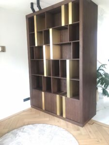 Bruine kast met vakken en gouden elementen