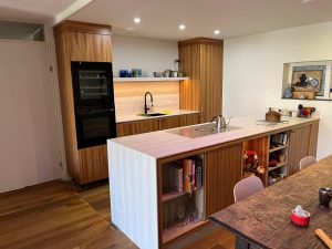 Moderne notenhouten keuken met kookeiland