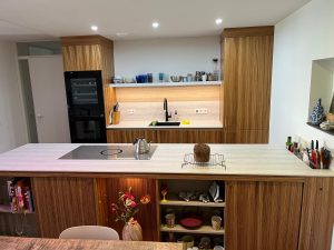 Moderne keuken op maat met notenhout en kookeiland