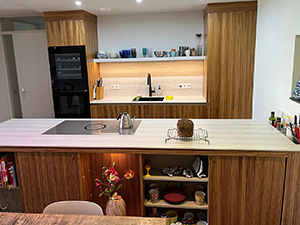 Moderne notenhouten keuken met kookeiland
