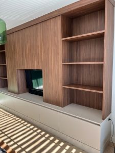 Zand en moderne houtkleurige TV kastenwand